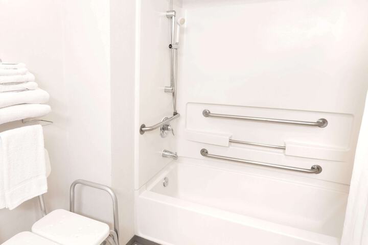 Room 9 of 28