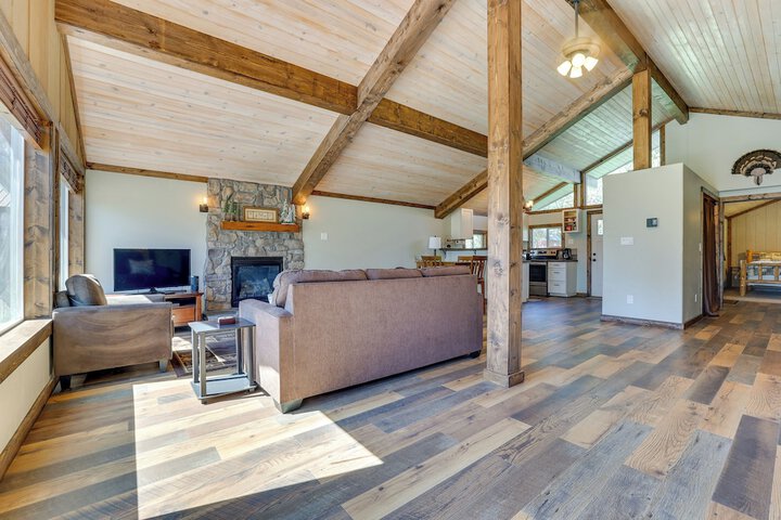 Donnelly Cabin w / Fire Pit: 5 Mi to Boat & Ski!