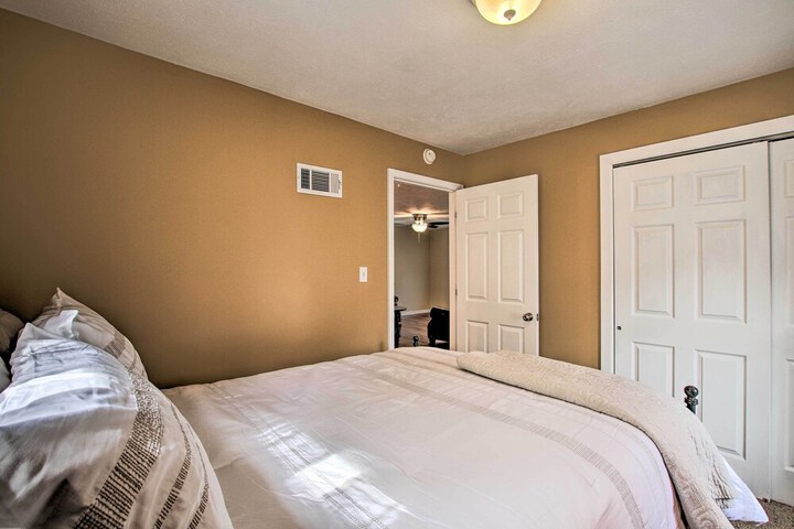 Cottage w / Yard Walk to Historic Attractions