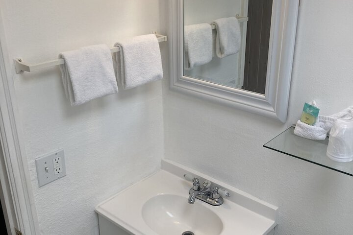 Tillicum Beach Motel (Deanes Oceanfront Lodge)