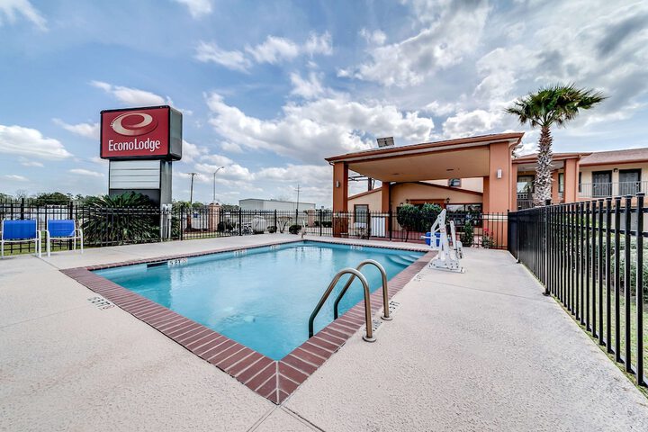 Pool 4 of 27