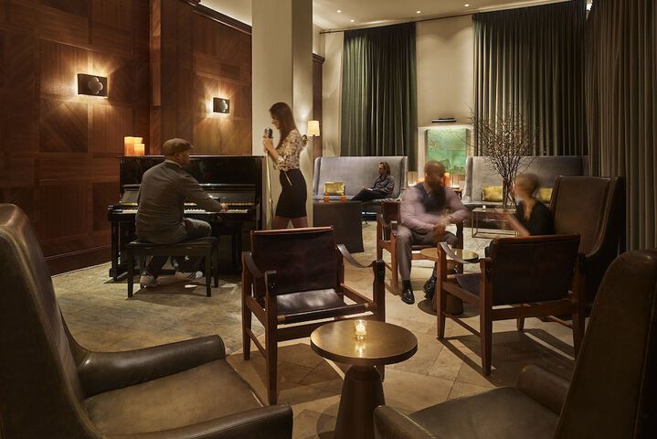 Lounge 46 of 62