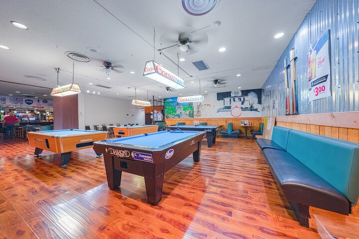 Lounge 87 of 103