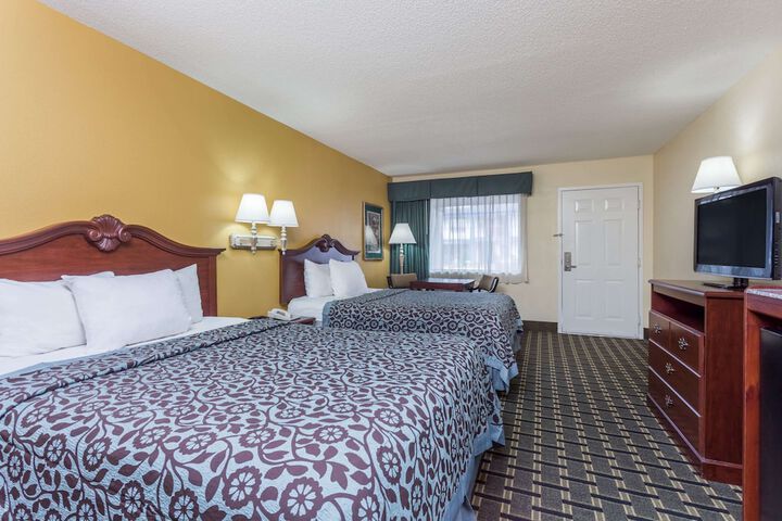 Days Inn & Suites by Wyndham Warner Robins Near Robins AFB