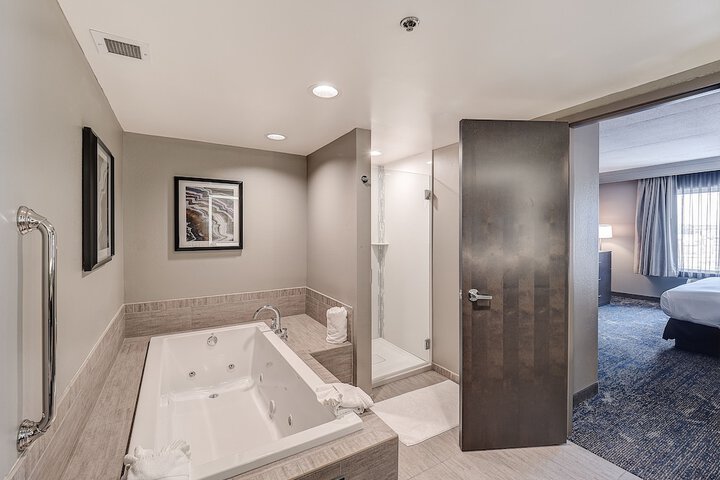 DoubleTree by Hilton Hotel Bloomington