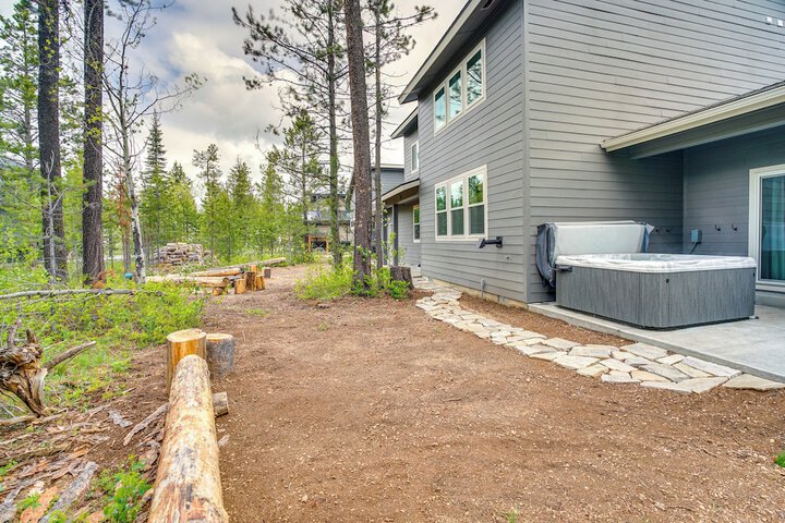 Spacious Donnelly Family Home w / Private Hot Tub!