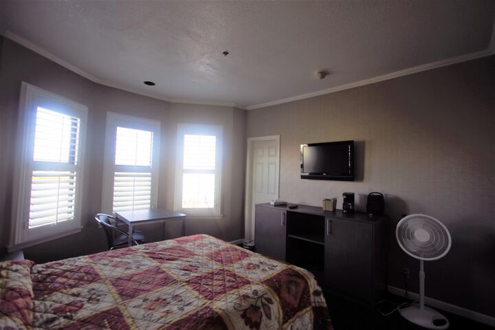 Room 27 of 34