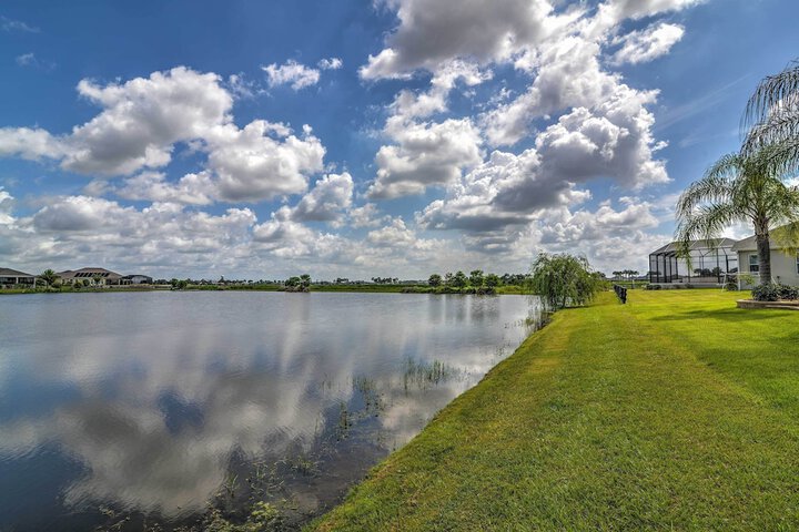 Sun-soaked Retreat in The Villages w / Grill!