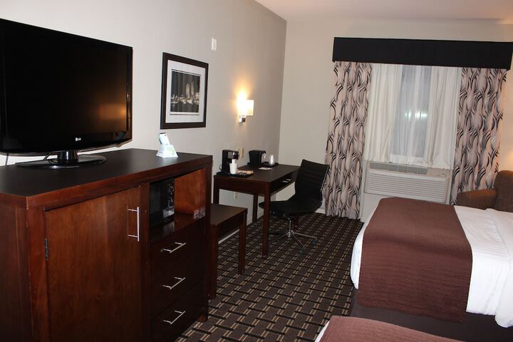 Room 32 of 65
