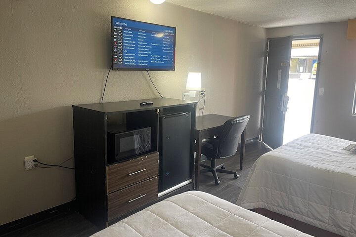 Super 8 by Wyndham Monroe
