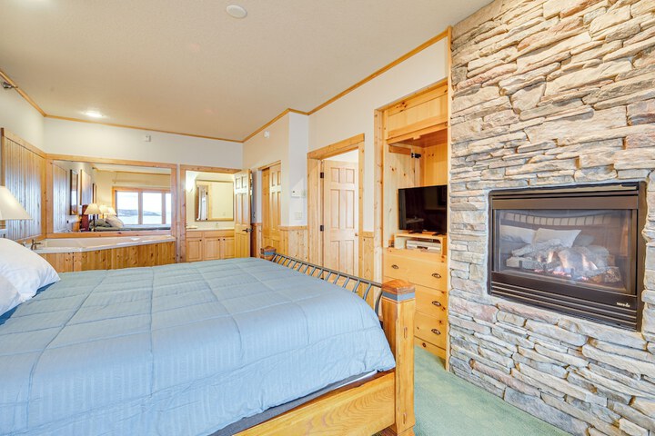 Pool & Lake Access: Northern Lakes Retreat!