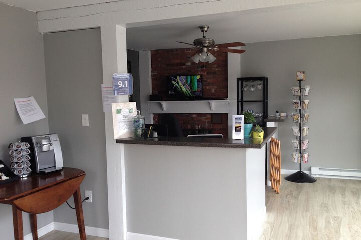 Bearskin Neck Motor Lodge