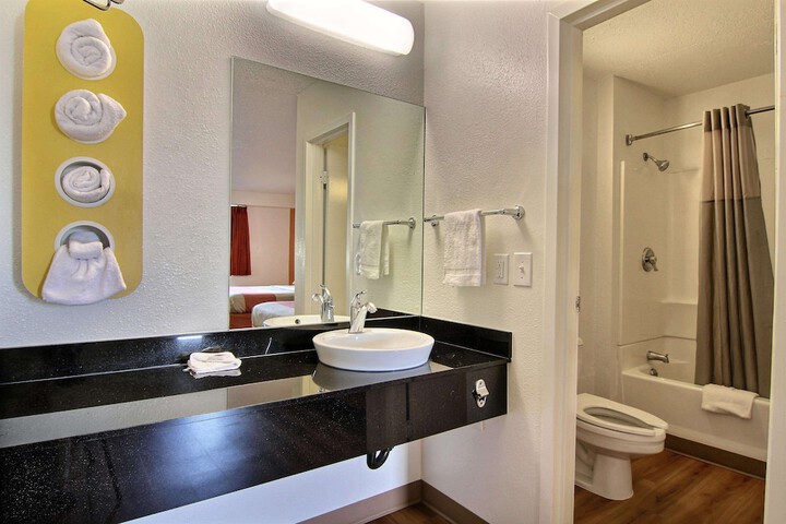 Motel 6 Middleburg Heights OH - Cleveland