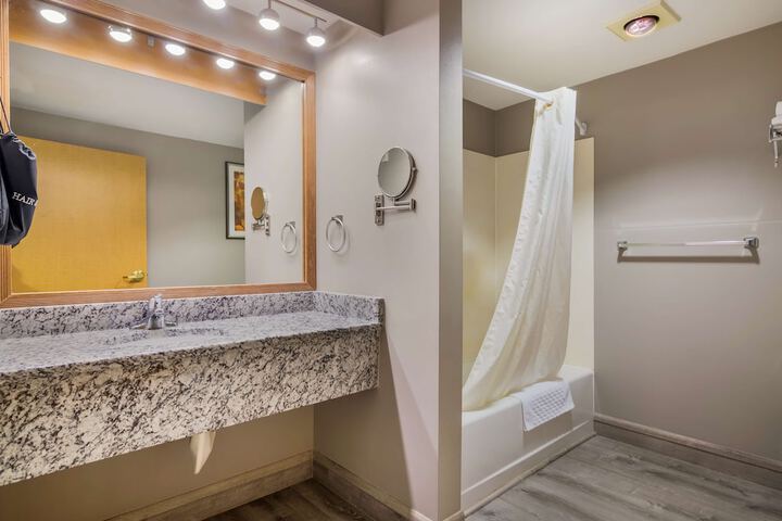 Best Western Plus Executive Court Inn & Conference Center