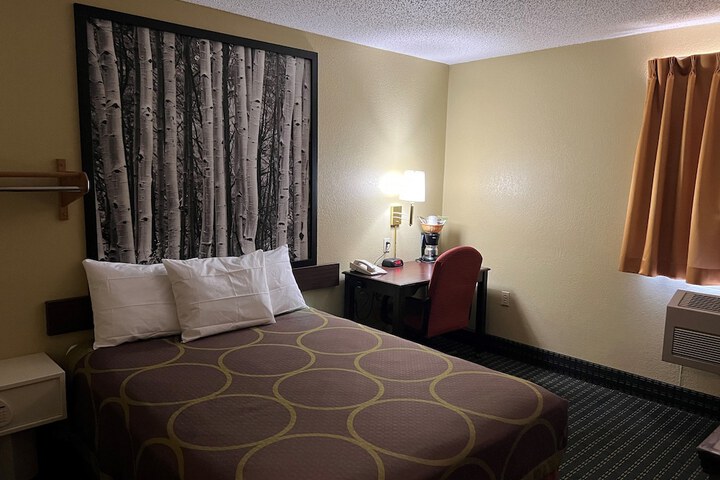Room 16 of 28