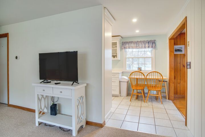 1 Mi to Beach: Quiet West Dennis Escape w / Sunroom