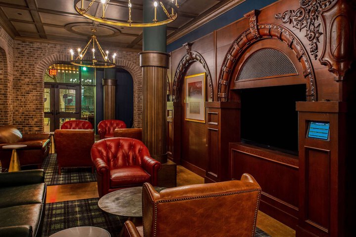 Lounge 151 of 160