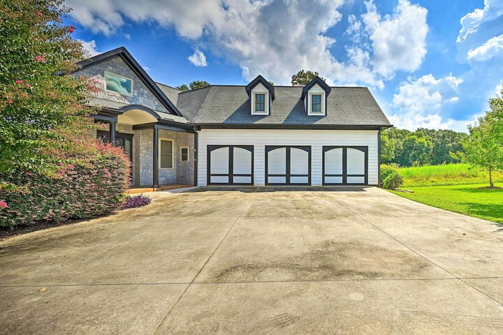 Upscale Family Home w / Dock on Lake Hartwell!