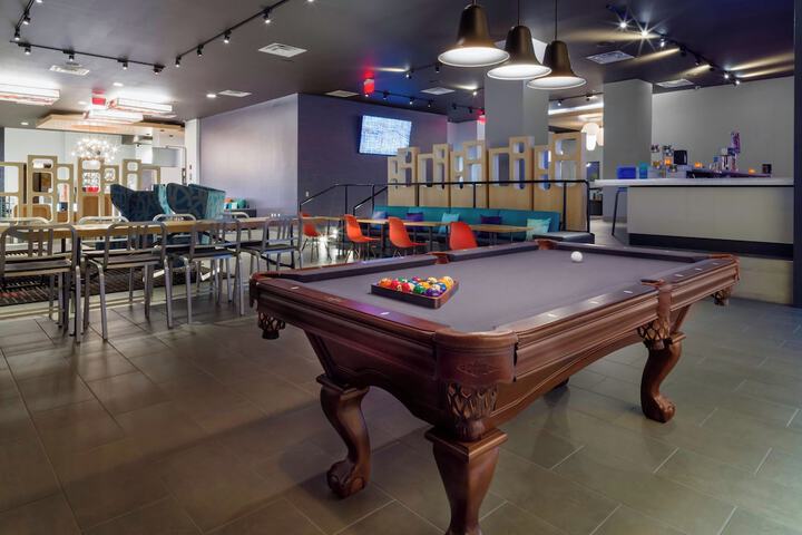Lounge 17 of 20