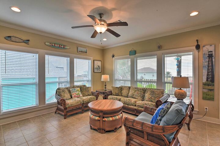 Ocean View & Grill: Crystal Beach Bungalow!