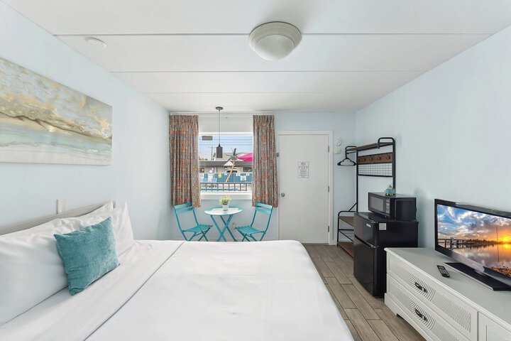 Daytona Inn & Suites