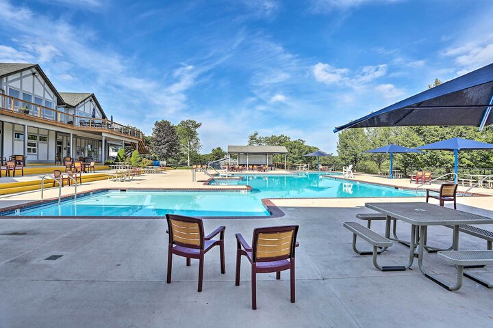 Pools Hot Tub & More: Bushkill Mountain Getaway!