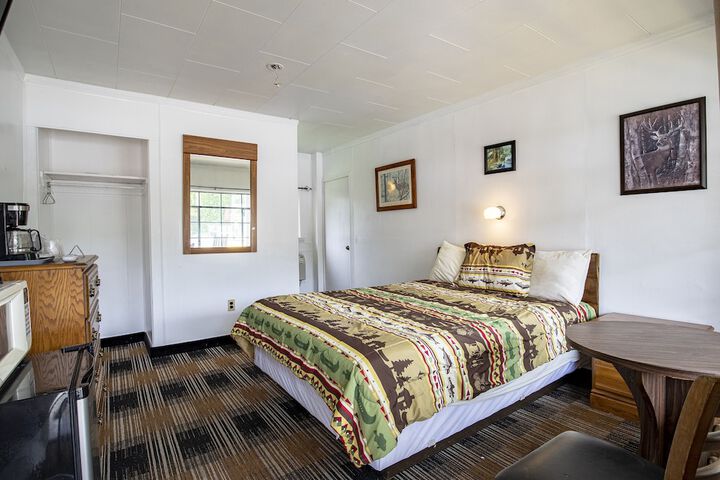 Lloyds on the River Country Inn by OYO