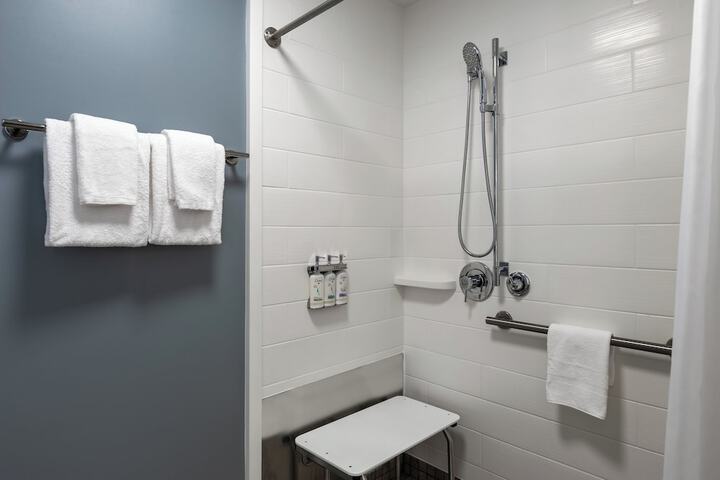 Holiday Inn Express & Suites Greenwood Mall by IHG