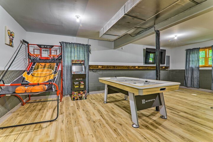Poconos Retreat w / Game Room Hot Tub, & Sauna!