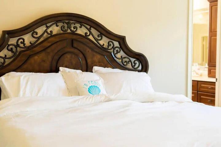 Bedroom with 3.5-Bathroom near Golf Course!