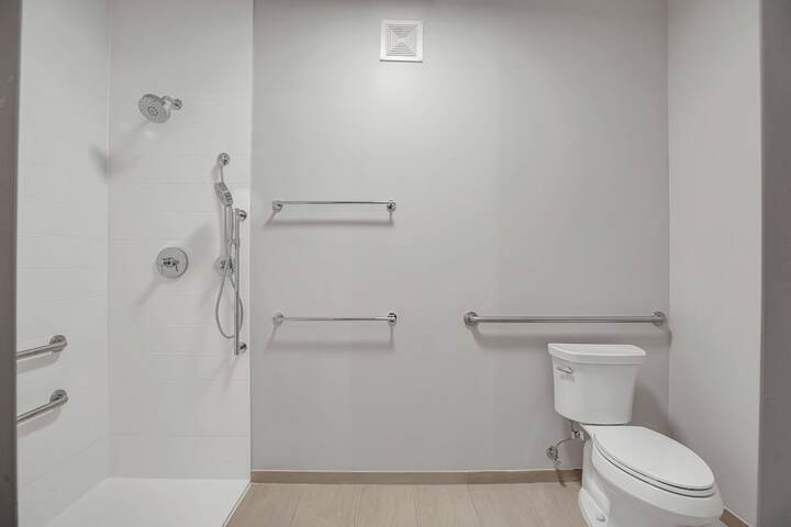 Room 83 of 120