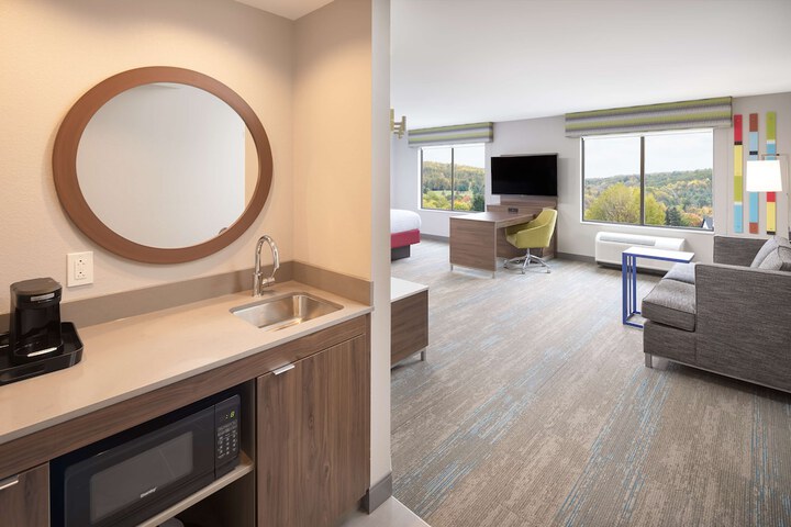 Room 33 of 47