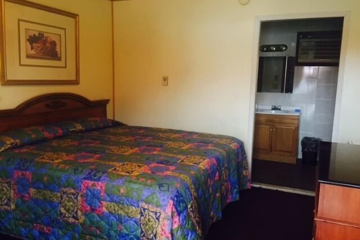 Room 6 of 10