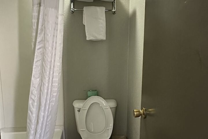 Room 21 of 102