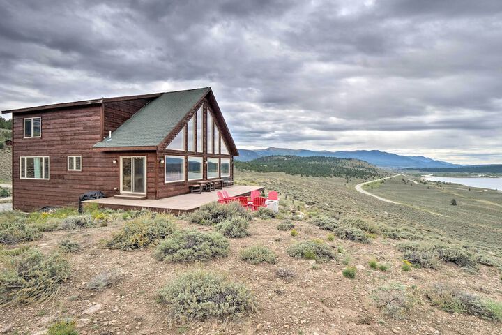 Breathtaking Views: Twin Lakes Retreat w / Deck