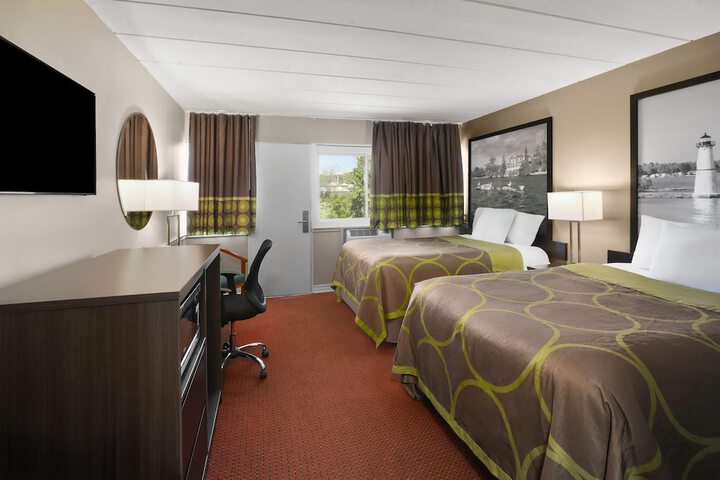 Super 8 by Wyndham Gananoque / Country Squire Resort
