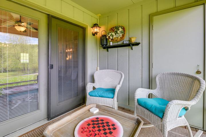 Bright Franklin Villa: Fireplace Golf Course View