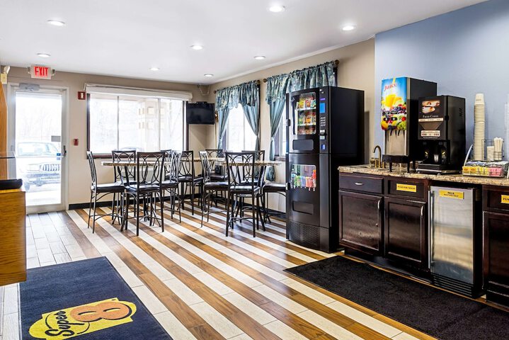 Super 8 by Wyndham Pittsburgh / Monroeville
