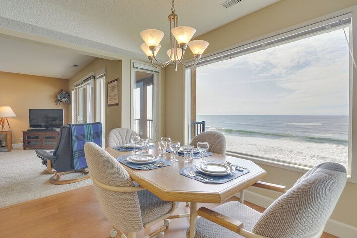 Comfortable Lincoln City Condo w / Patio & Views!