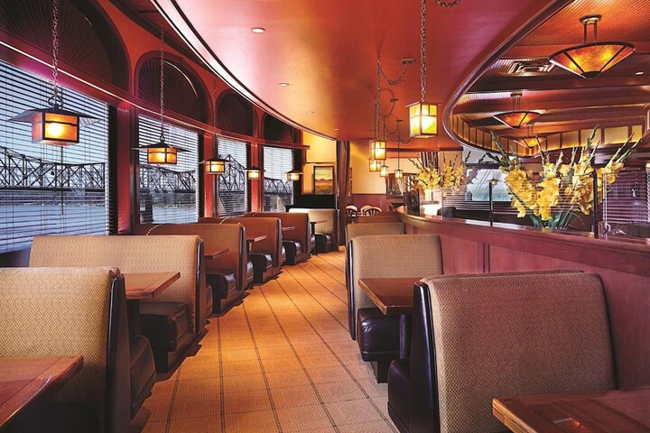 Lounge 63 of 84