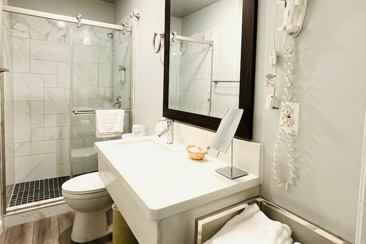 Tides Inn & Suites
