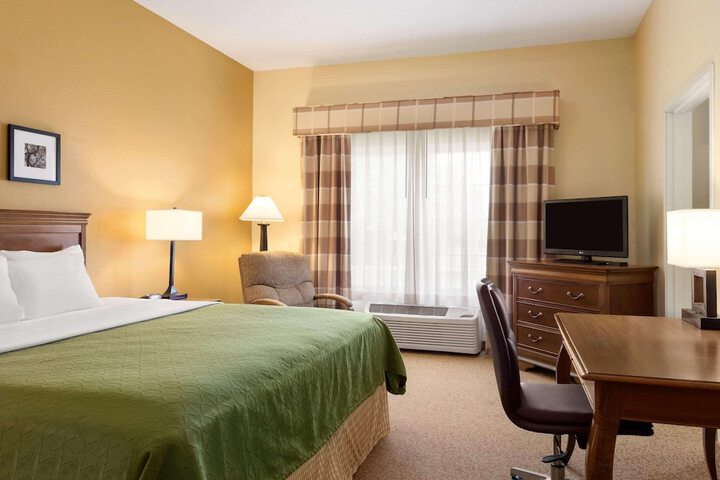 Country Inn & Suites by Radisson Salina, KS