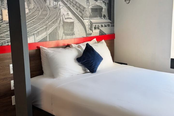 Room 7 of 18