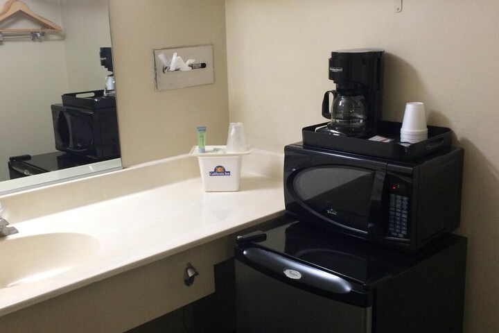 California Inn & Suites Adelanto US 395