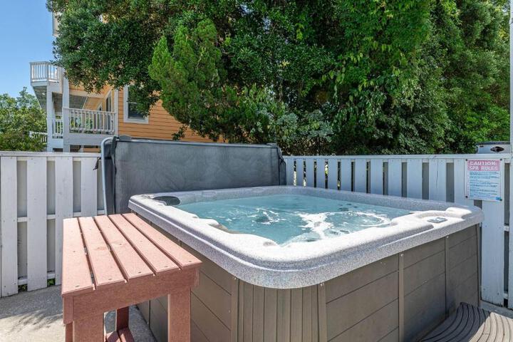Family Tradition - Duck Landing Oceanside, 130 Yds to Beach, Pool, Hot Tub, Tiki Bar