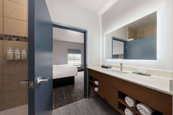 Room 33 of 38