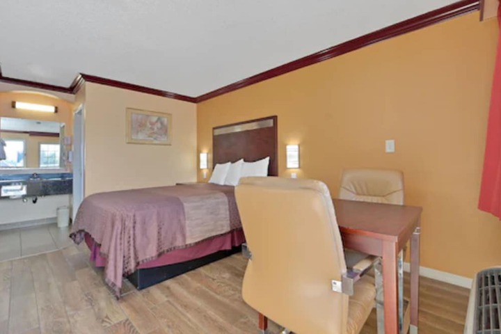 Americas Deluxe Inn