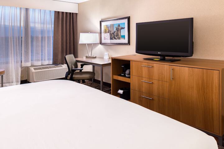 Holiday Inn Hotel & Suites Warren by IHG