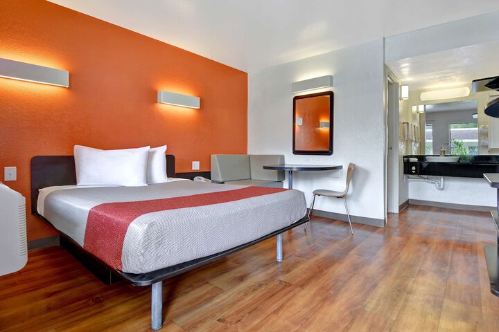 Room 12 of 24