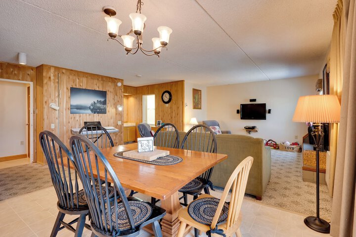 Close to Smuggs Lifts! Cozy Mountain-view Condo